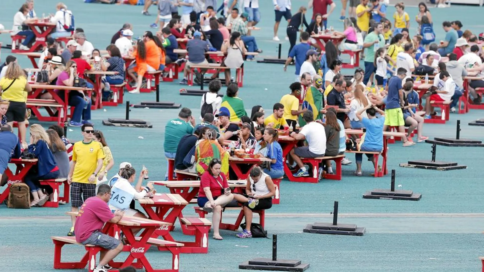 Aficionados en una de las áreas para comer del parque olímpico de Río de Janeiro