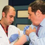 Sáez Aguado se vacuna frente a la gripe con motivo del inicio de la campaña de este año
