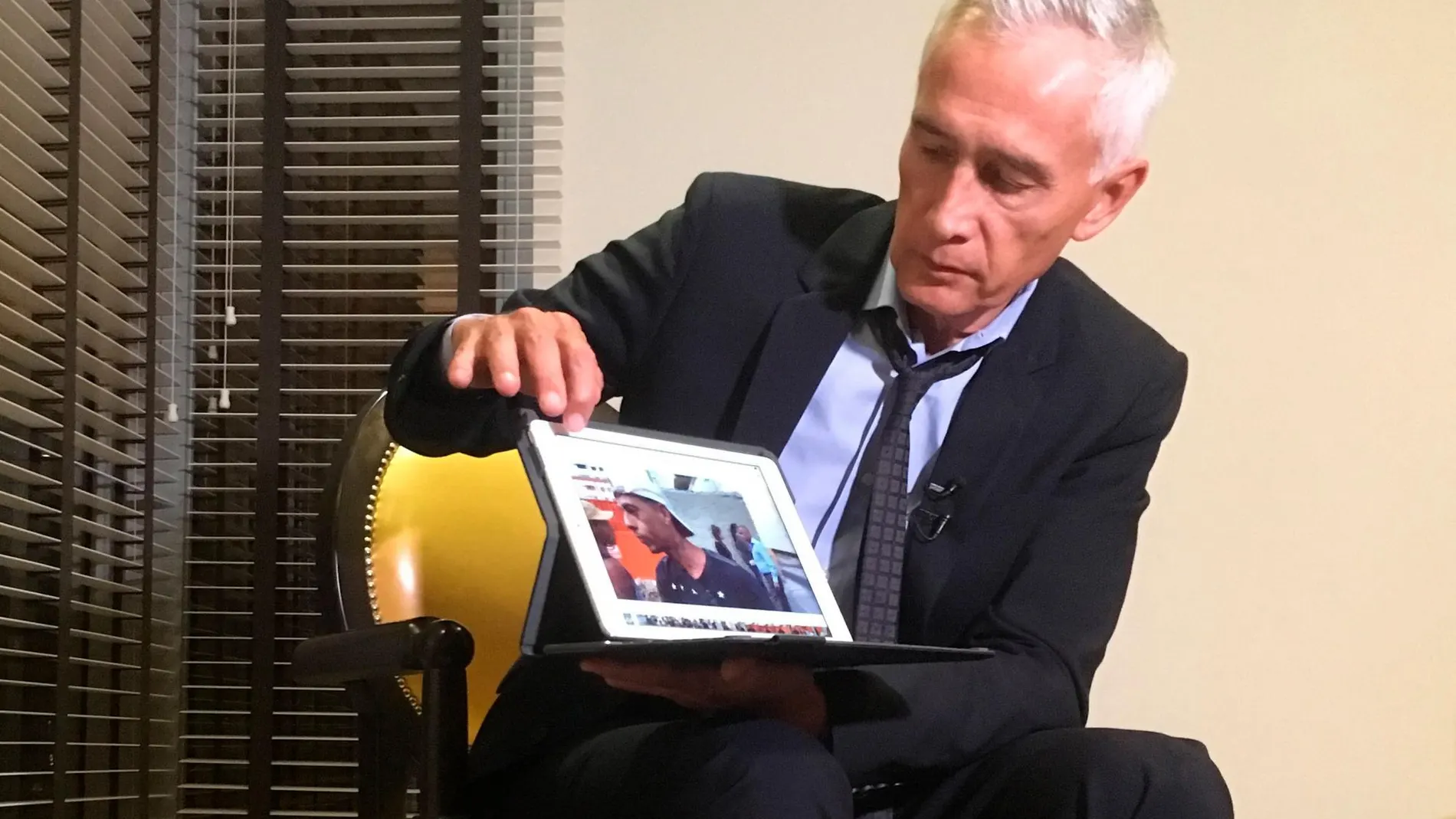 Jorge Ramos mostrando el vídeo que grabó en el que se veía a jóvenes venezolanos comiendo de la basura