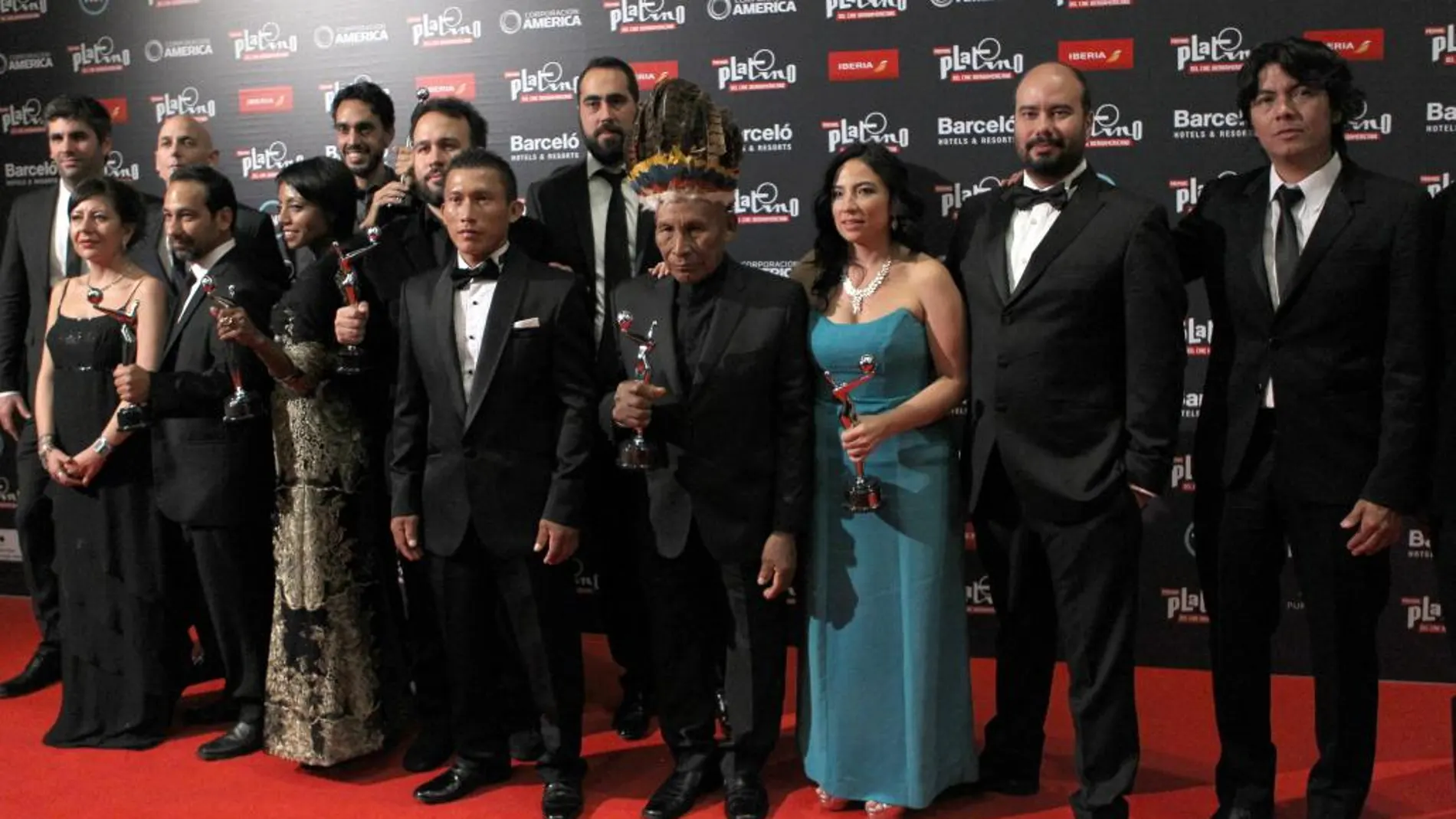 El reparto de la película colombiana «El abrazo de la serpiente» posan con el Premio Platino a mejor película