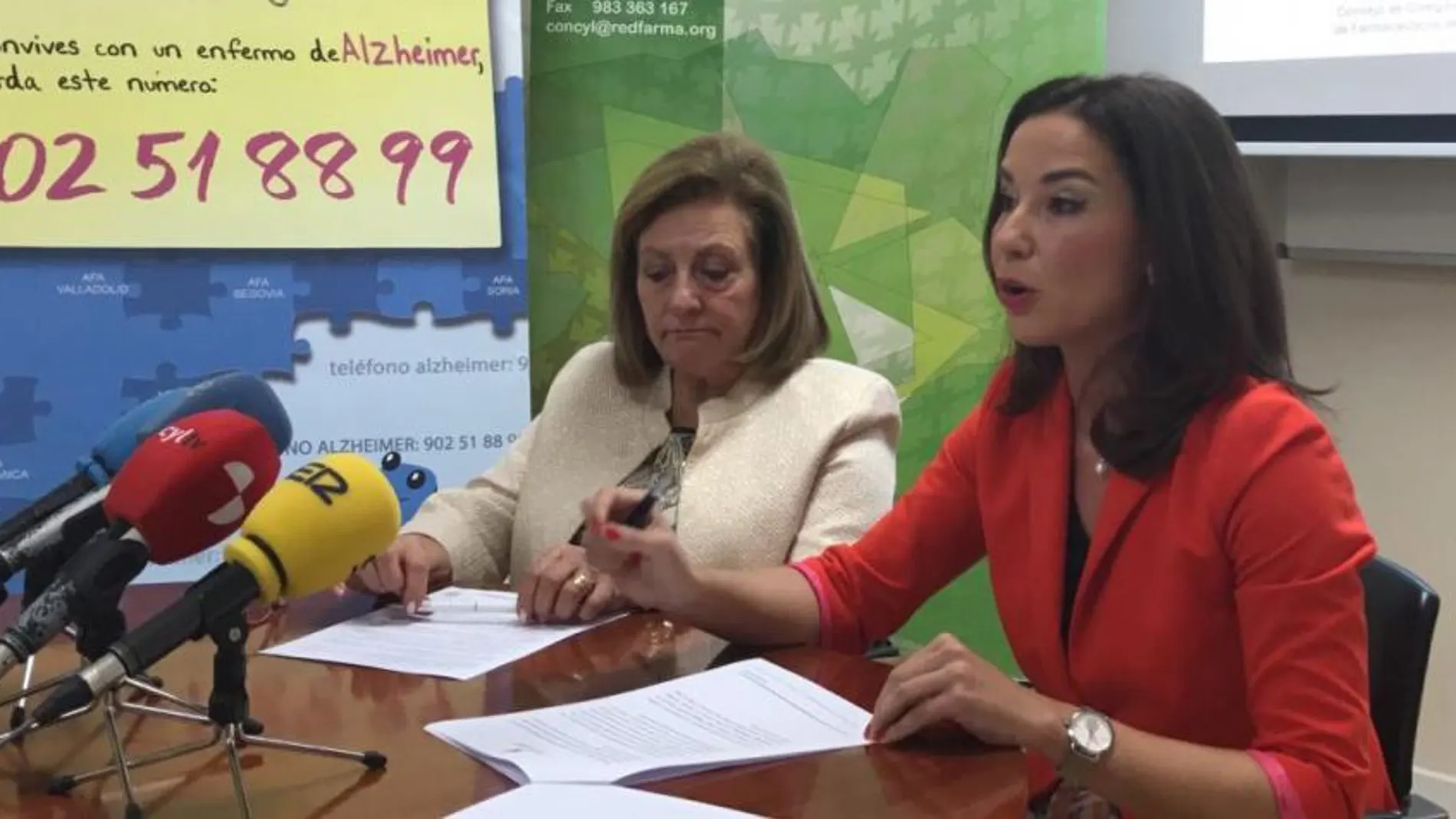 La presidenta de los farmacéuticos, Raquel Martínez, y la de Afacayle, Milagros Carvajal, explican el acuerdo de colaboración