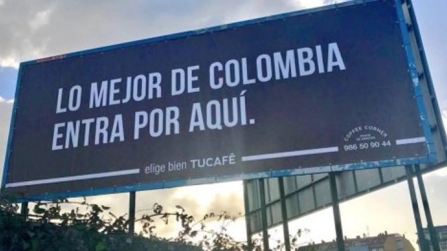 «Lo mejor de Colombia entra por aquí», la valla publicitaria de Villagarcía de Arosa que se ha hecho viral