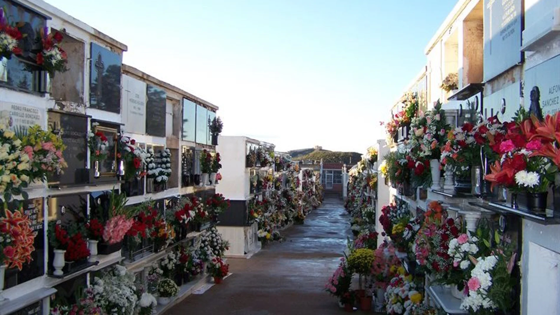 Las tumbas se engalanan de flores en reconocimiento a los difuntos