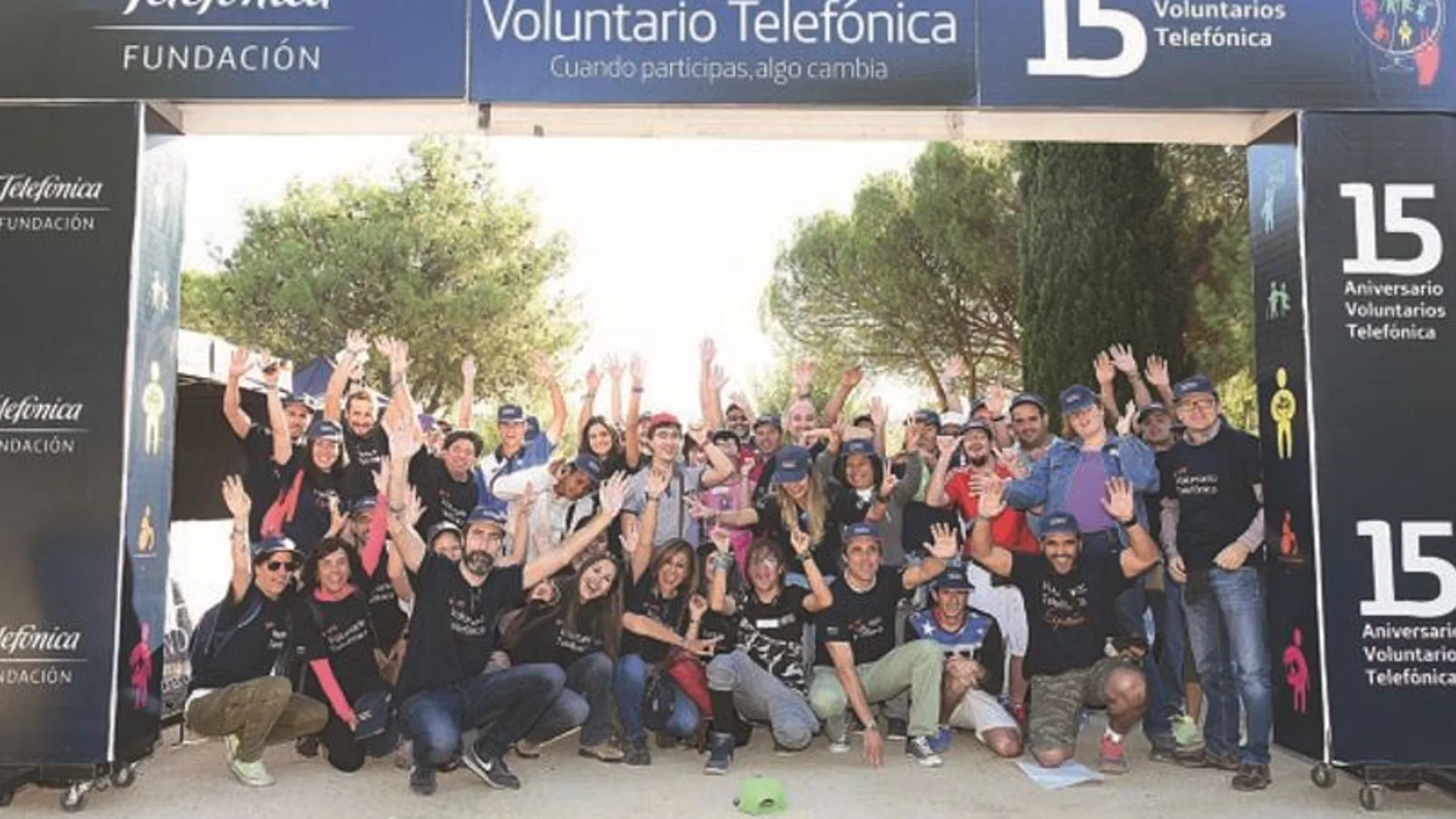 Un grupo de Voluntarios Telefónica durante una actividad de senderismo y exploración de flora y fauna acompañando a jóvenes con discapacidad intelectual por el Mpnte del Pardo