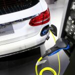 Imagen de un coche eléctrico cargándose