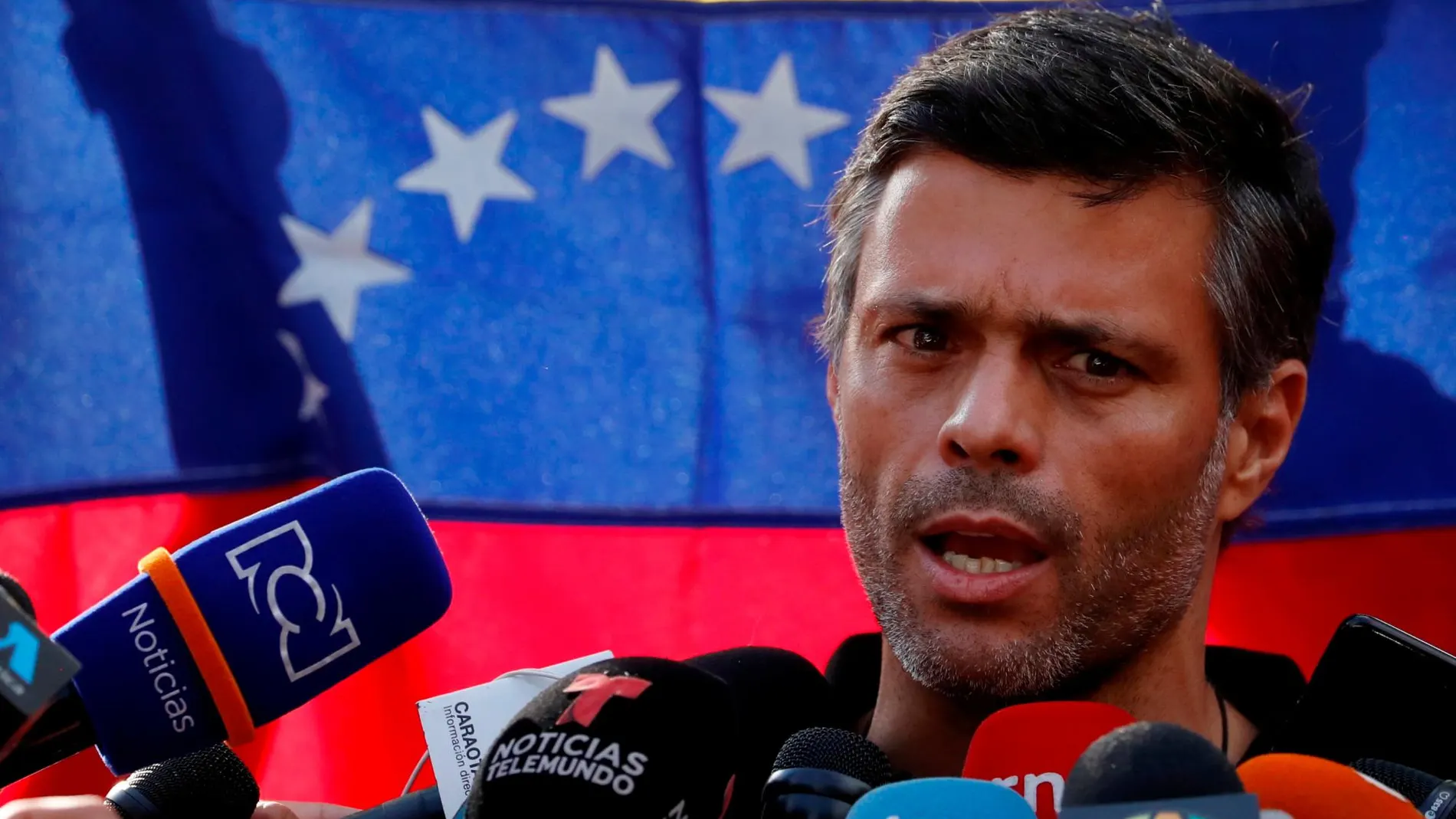 Leopoldo López, en la embajada de España donde se encuentra acogido con su familia/Reuters