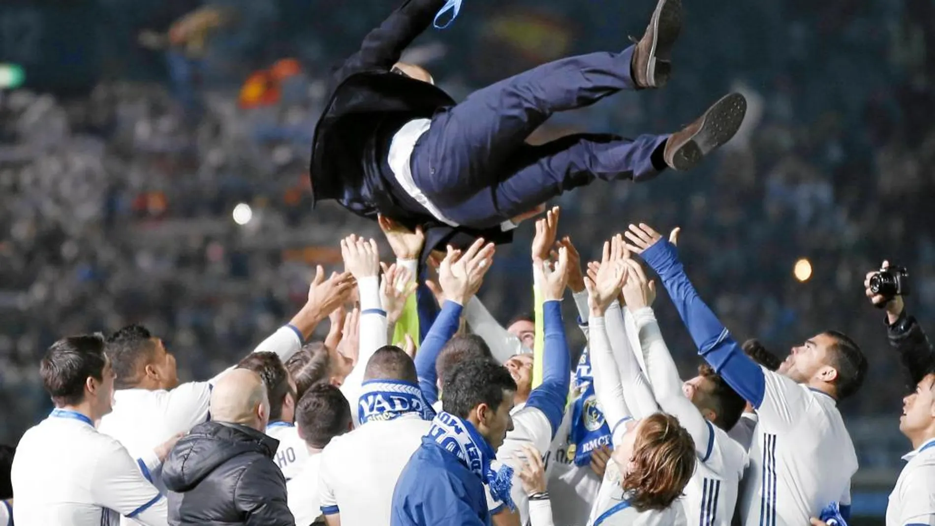 Los jugadores del Madrid mantean a Zidane tras el partido