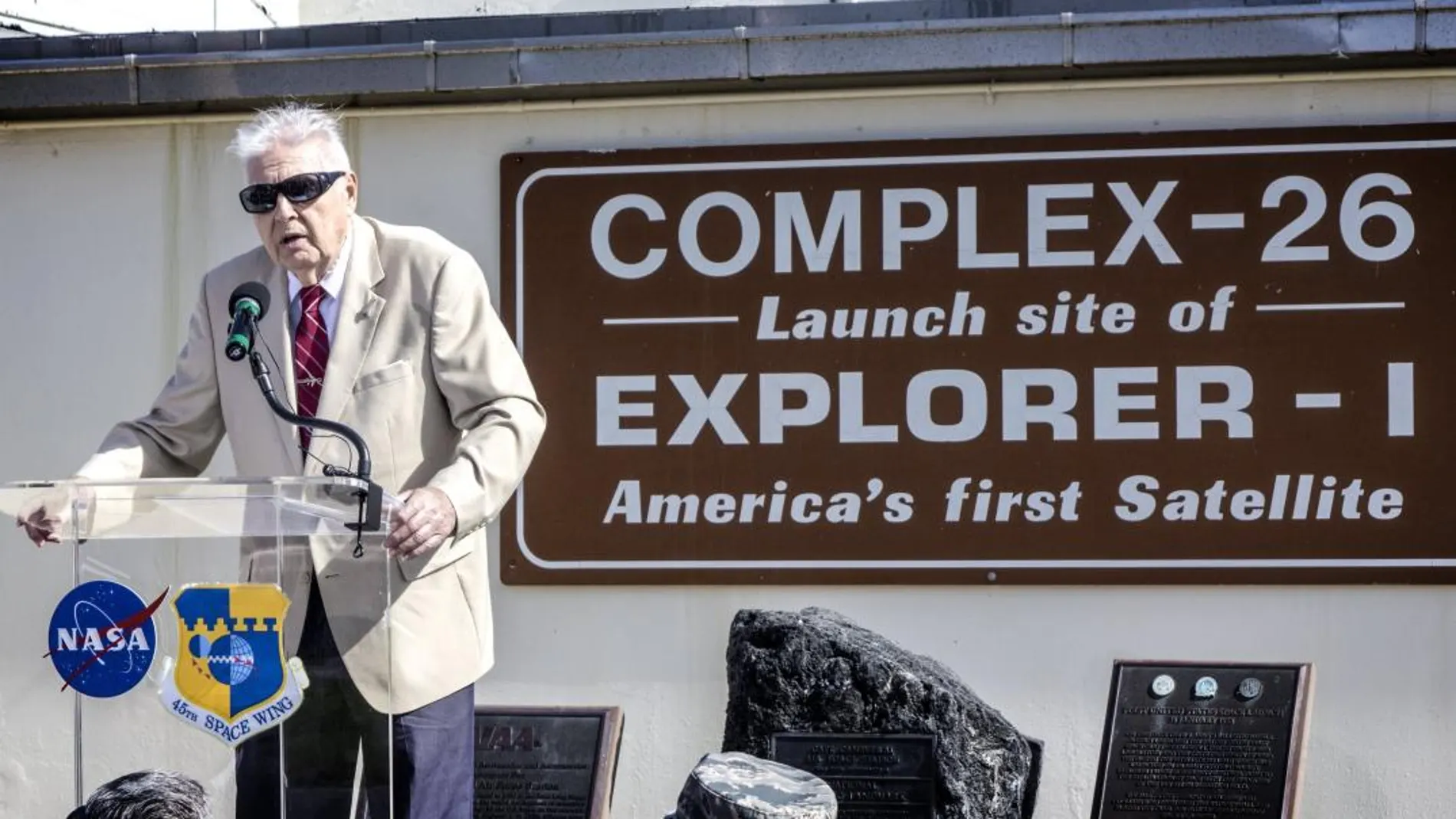El meteorólogo oficial del lanzamiento del Explorer 1, John Meisenheimer, habla sobre sus recuerdos del lanzamiento del primer satélite estadounidense, en frente del complejo del lanzamiento histórico del Explorer 1, en la Estación de la Fuerza Aérea de Cabo Cañaveral, en Titusville, Florida (Estados Unidos) este 31 de enero de 2018