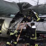 Tres muertos y 100 heridos por el descarrilamiento de un tren en Milán