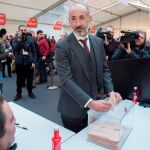 El nuevo presidente del Athletic Club, Aitor Elizegi, votando hoy al comienzo de la jornada electoral que se celebró en la capital vizcaína / Efe