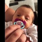 El bebé, sereno y tranquilo, antes de sorprender a todos