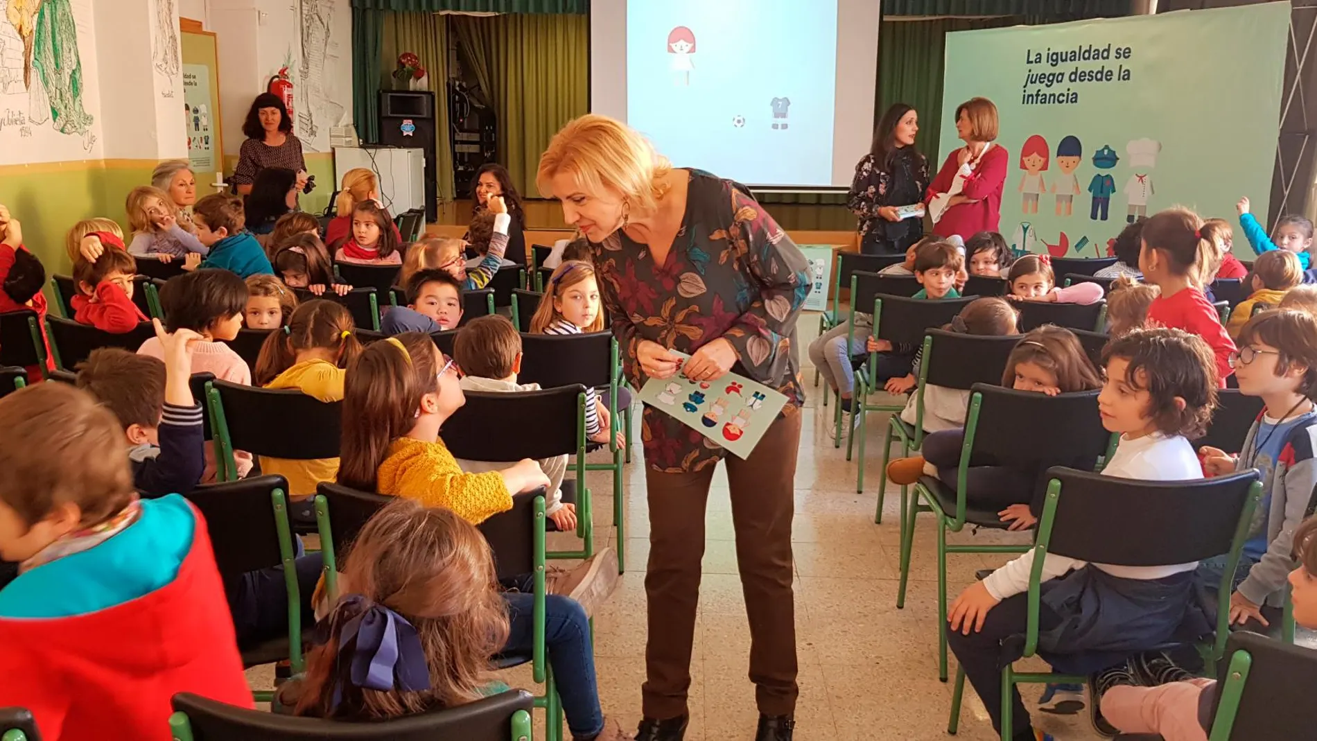La titular de Familia e Igualdad de Oportunidades, ayer durante la presentación de la campaña de juguetes en el colegio María Maroto de Murcia