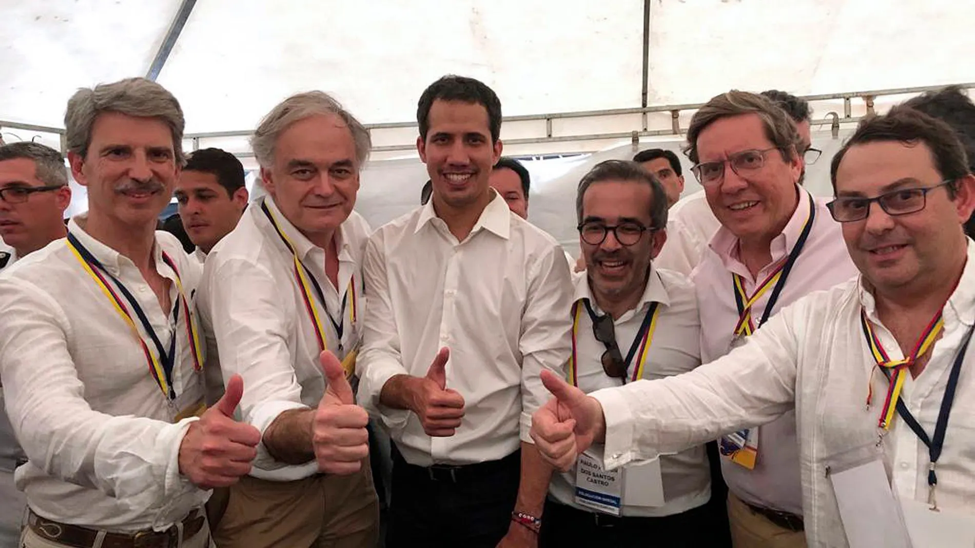 González Pons, segundo por la izquierda, y los eurodiputados del Grupo del Partido Popular Europeo junto a Guaidó/EFE