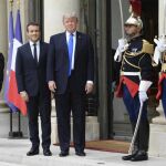Emmanuel Macron recibe a Donald Trump, a su llegada al Palacio del Elíseo, en París, Francia, hoy, 13 de julio de 2017.