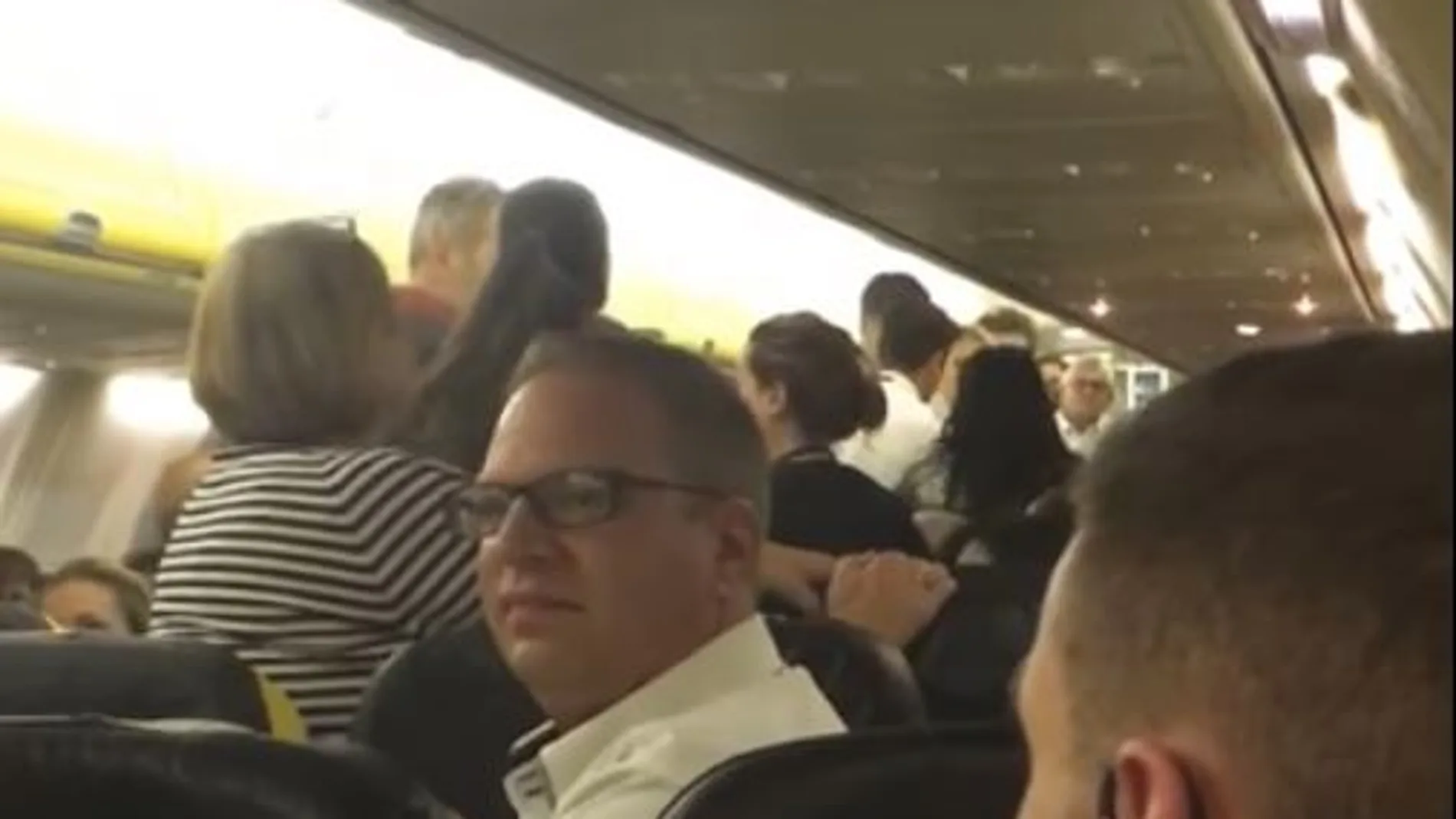 Los pasajeros observan la pelea entre los dos pasajeros
