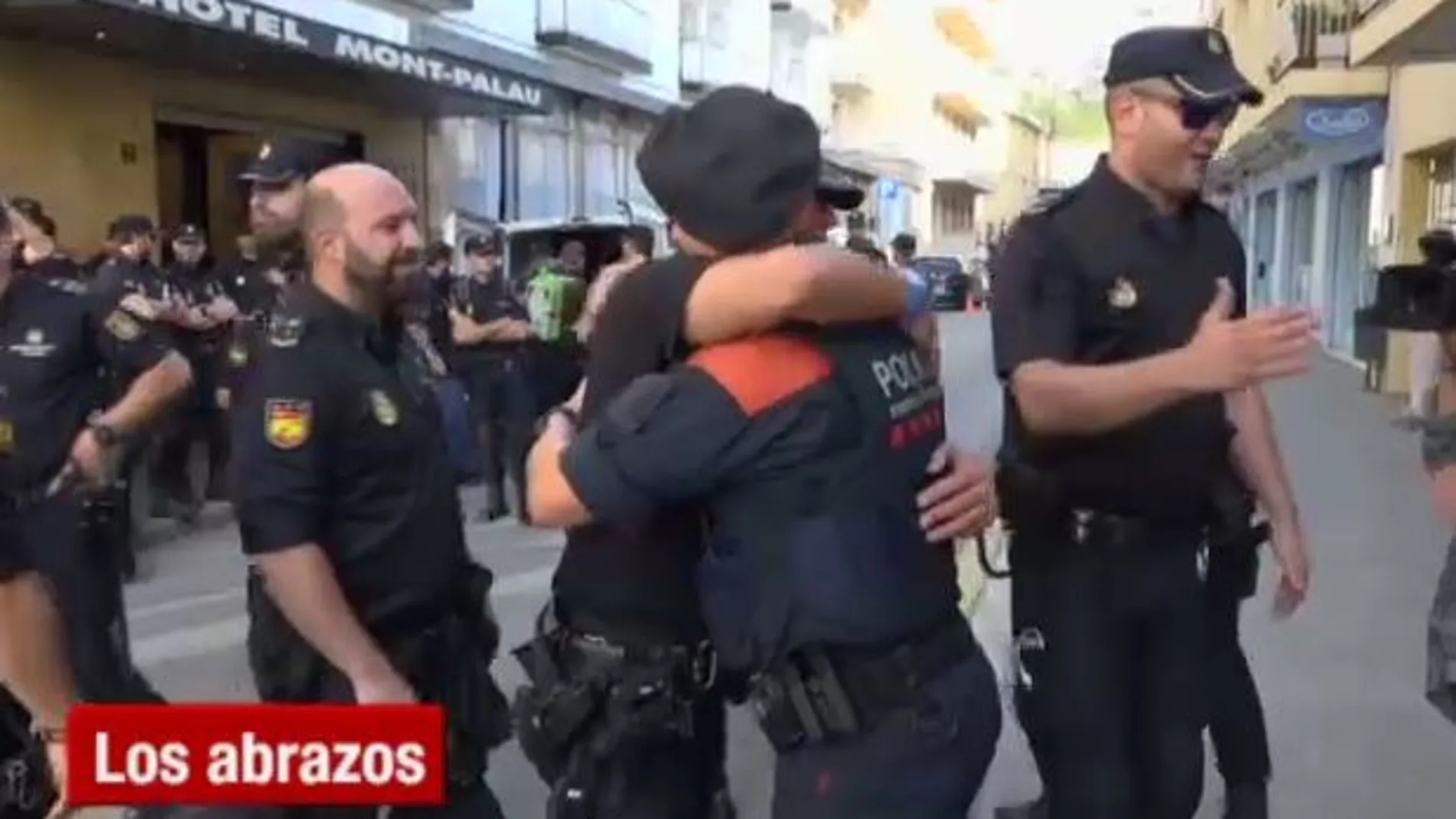 Abrazos entre agentes de ambos cuerpos / Atlas