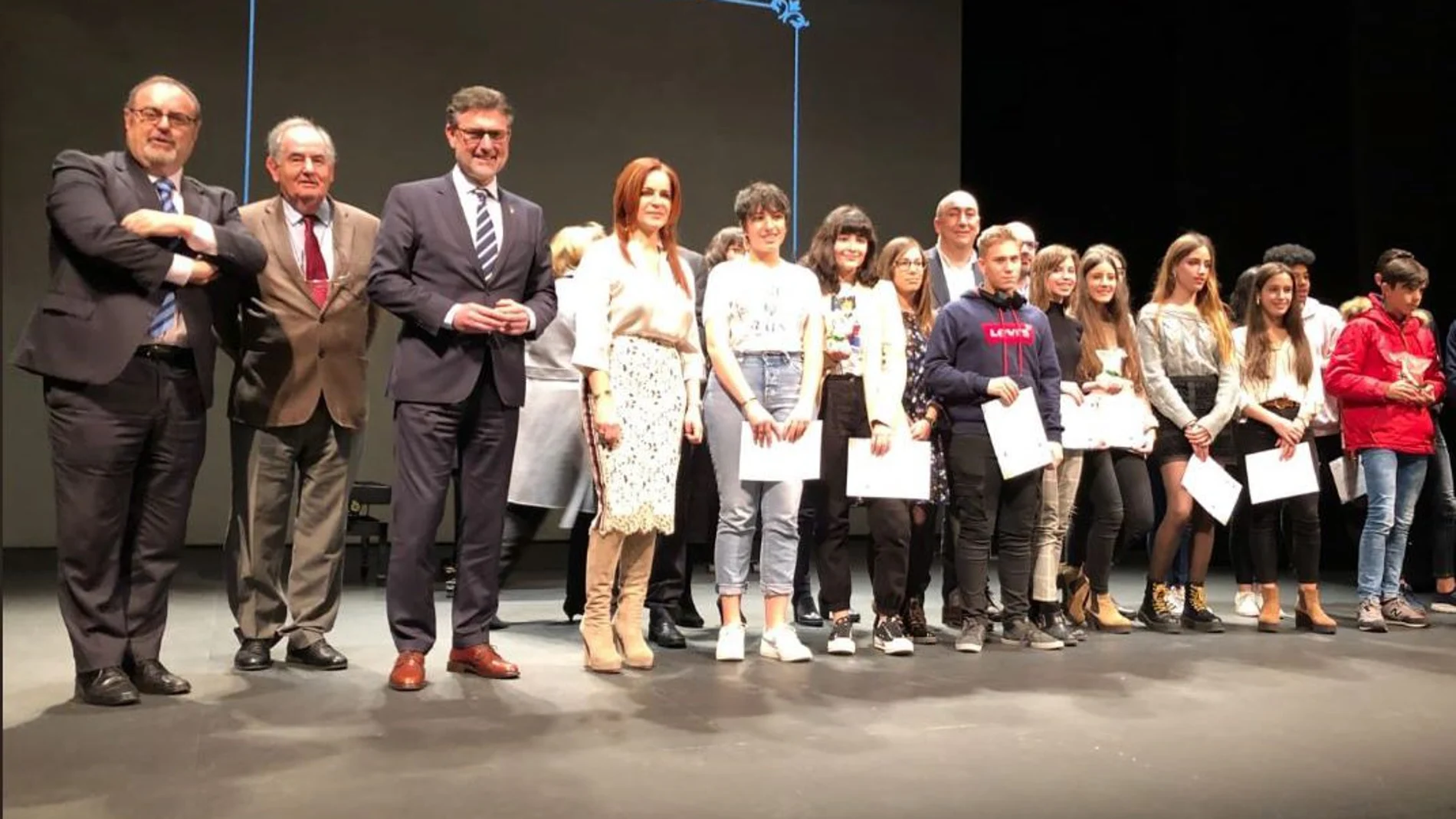 La presidenta de las Cortes, Silvia Clemente, y el consejero de Educación, Fernando Rey, entre otros, entregan los premios «Valores democráticos»