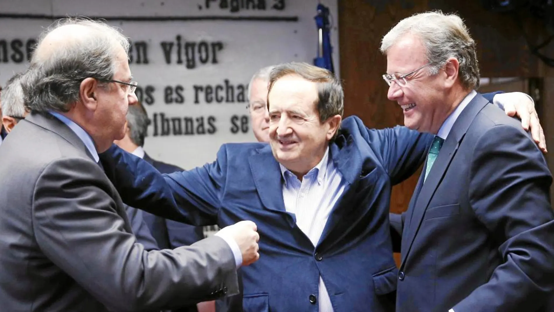 El presidente Juan Vicente Herrera saluda a Juan José Lucas y al alcalde de León, Antonio Silván, en la constitución del grupo territorial de senadores.
