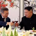 El presidente de Corea del Sur, Moon Jae-in y el líder de Correa del Norte, Kim Jong Un / Ap
