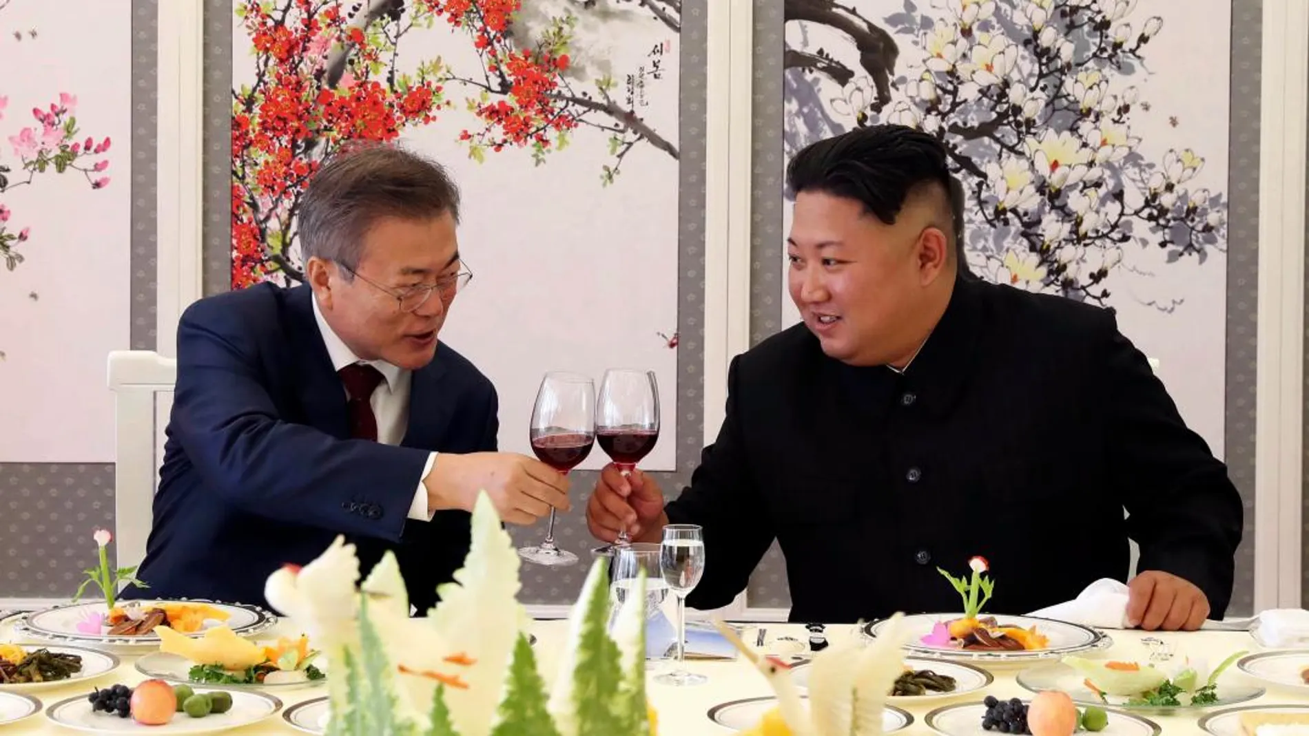 El presidente de Corea del Sur, Moon Jae-in  y el líder de Correa del Norte, Kim Jong Un / Ap