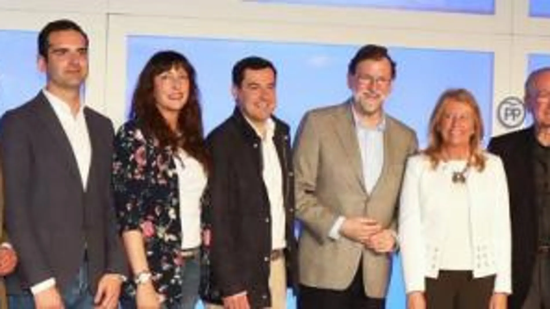 Rajoy y Moreno posaron junto a los candidatos a las alcaldías de capitales andaluzas y de municipios mayores de 100.000 habitantes presentados ayer en un acto celebrado en Marbella (Málaga)