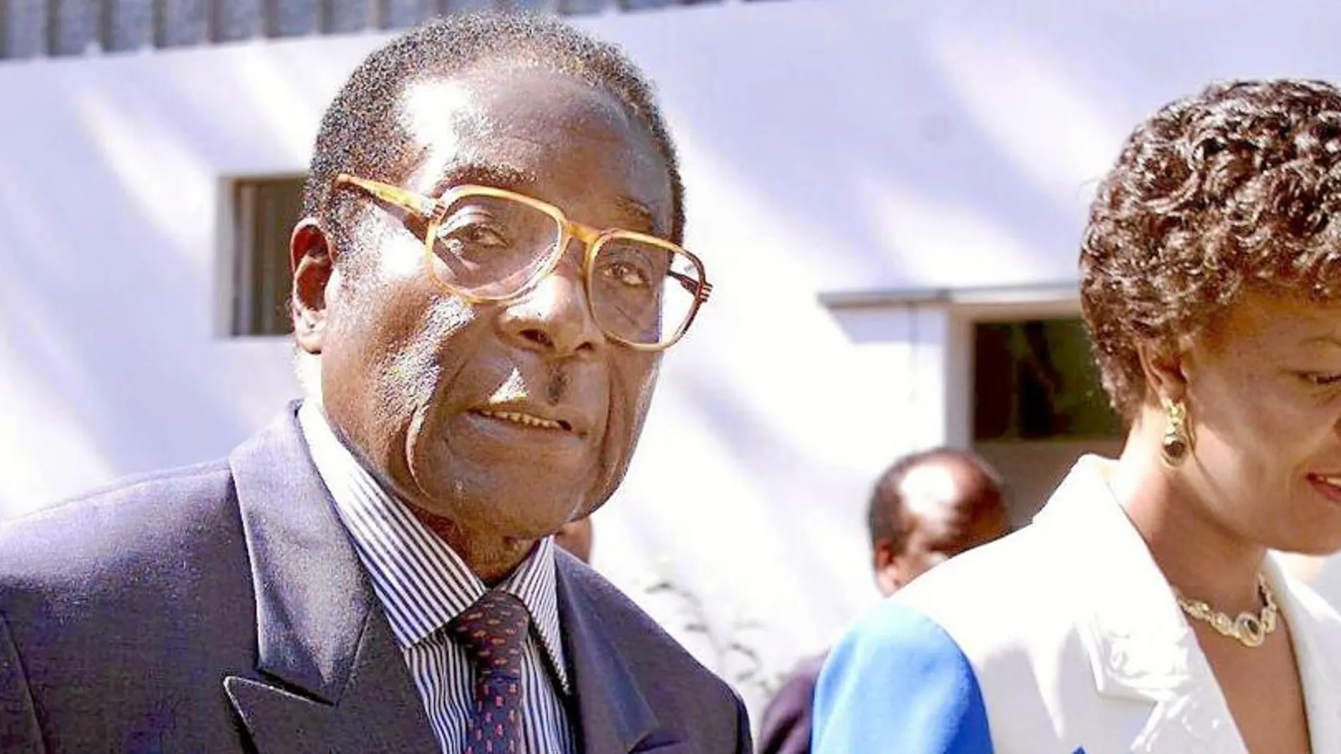 Mugabe y Grace contrajeron matrimonio en 1996 cuando ella tenía 31 años y él 72. Poco a poco, la primera dama de Zimbabue trató de hacerse con las riendas del país y formó su propia camarilla, aliada con las juventudes del partido único