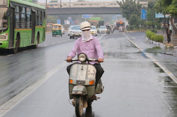 Un motorista en Nueva Delhi (India)