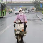 Un motorista en Nueva Delhi (India)