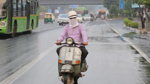 Un motorista en Nueva Delhi (India)