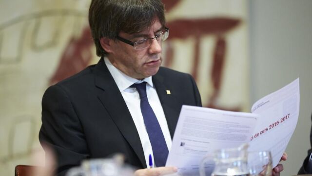 El presidente de la Generalitat, Carles Puigdemont, durante la reunión semanal del Govern.