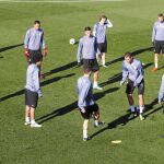 James, en un lado del rosco, y Benzema, en el otro, ayer en el entrenamiento
