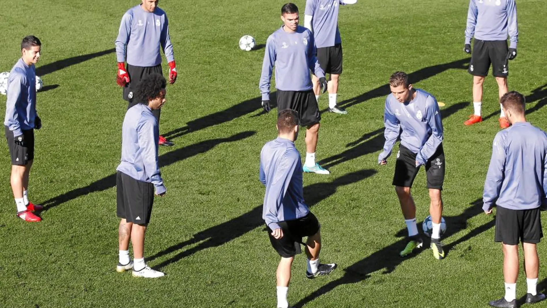 James, en un lado del rosco, y Benzema, en el otro, ayer en el entrenamiento