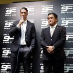 El delantero Fernando Torres, y el presidente del club japones, Minoru Takehara (d), durante el acto de presentación en Madrid. EFE/ Víctor Lerena