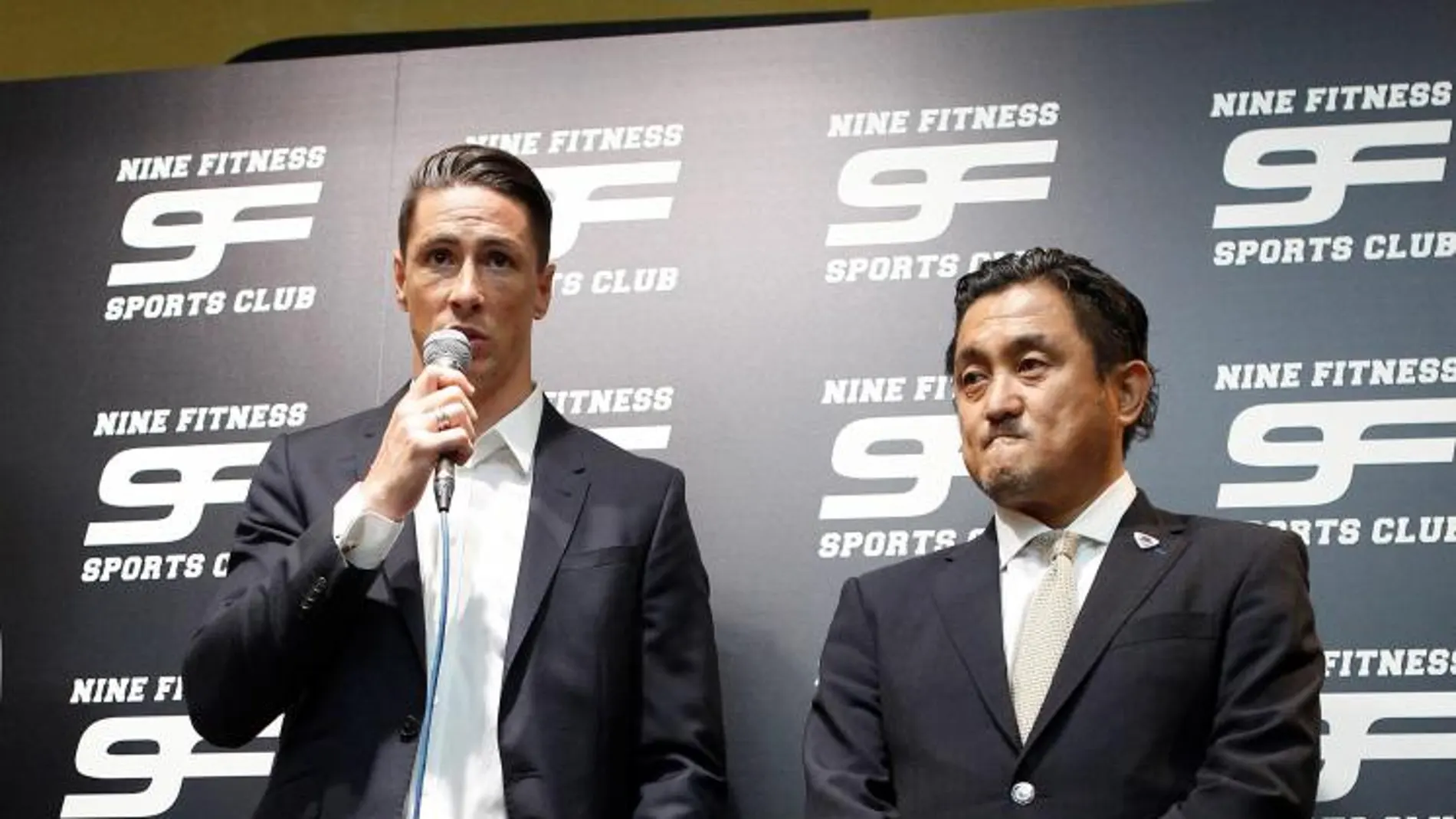El delantero Fernando Torres, y el presidente del club japones, Minoru Takehara (d), durante el acto de presentación en Madrid. EFE/ Víctor Lerena