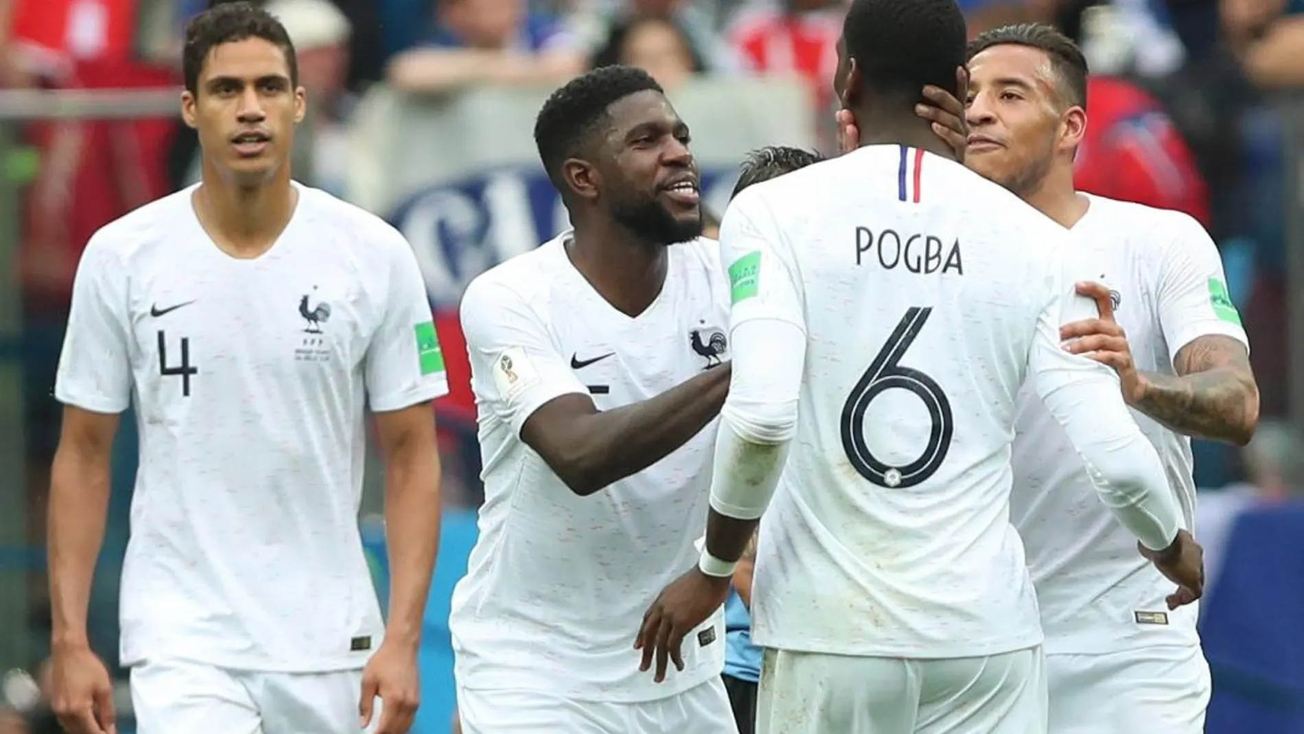 Raphael Varane, Samuel Umtiti, Paul Pogba y Corentin Tolisso celebran el segundo gol de Francia ante Uruguay. Efe