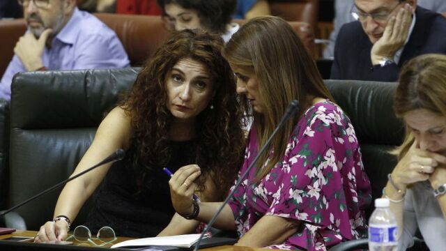 Las consejeras de Hacienda, María Jesús Montero (izda.) y de Educación, Sonia Gaya, el jueves en el Parlamento