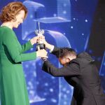 Sigourney Weaver, ayer, recoge el Premio Donostia de manos del realizador Juan Antonio Bayona