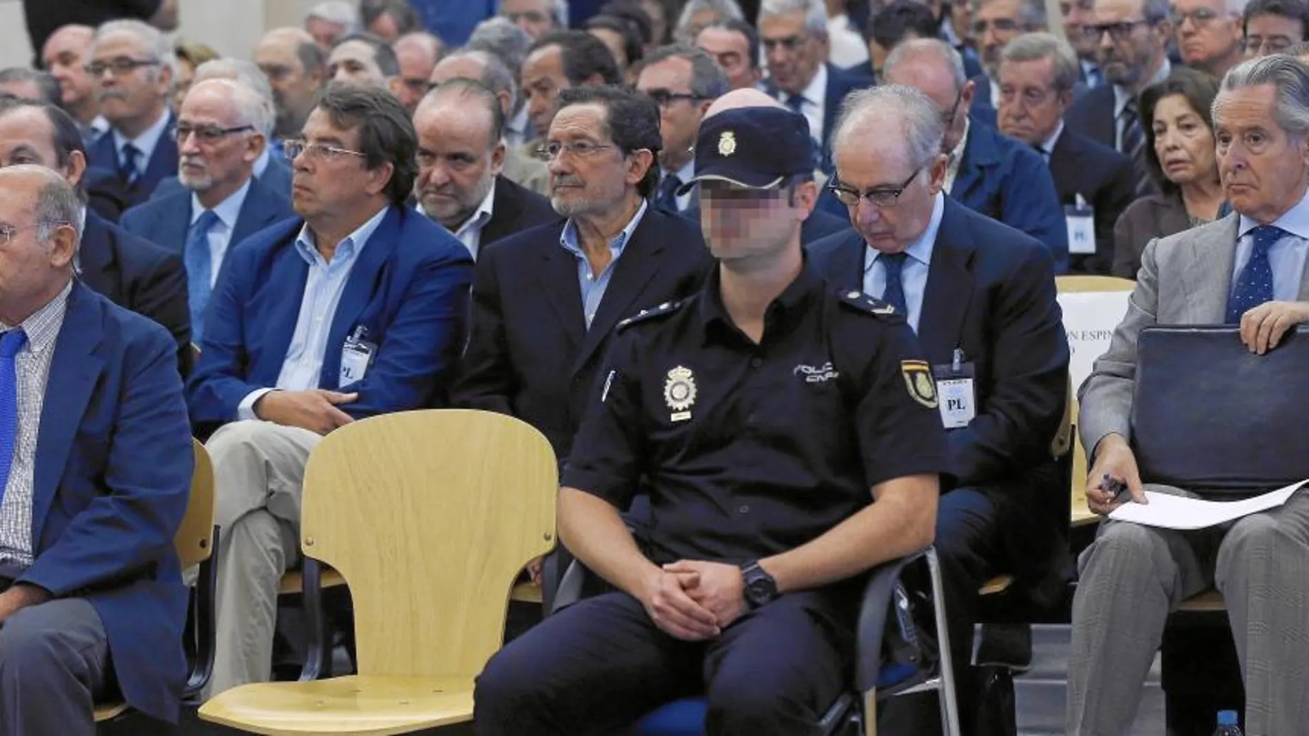 Los 65 acusados en el juicio de las «tarjetas black», con Blesa y Rato en primera fila tras Díaz Ferrán, ayer, en la primera sesión de la vista oral