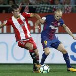 El jugador del Bracelona Andrés Iniesta, intenta avanzar ante la presencia del jugador del Girona Ramalho
