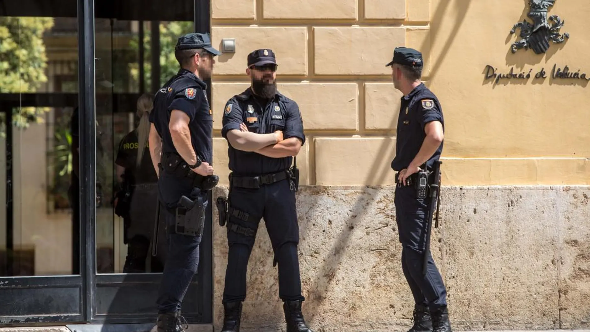 Miembros de la Policía Nacional custodian la Diputación de València, el día de la detención del presidente de la Diputación de Valencia, Jorge Rodríguez. EFE/Biel Aliño