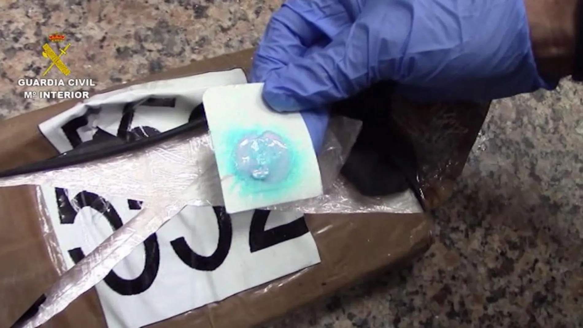 Un agente realiza la prueba reactiva para determinar si se trata de un paquete de droga