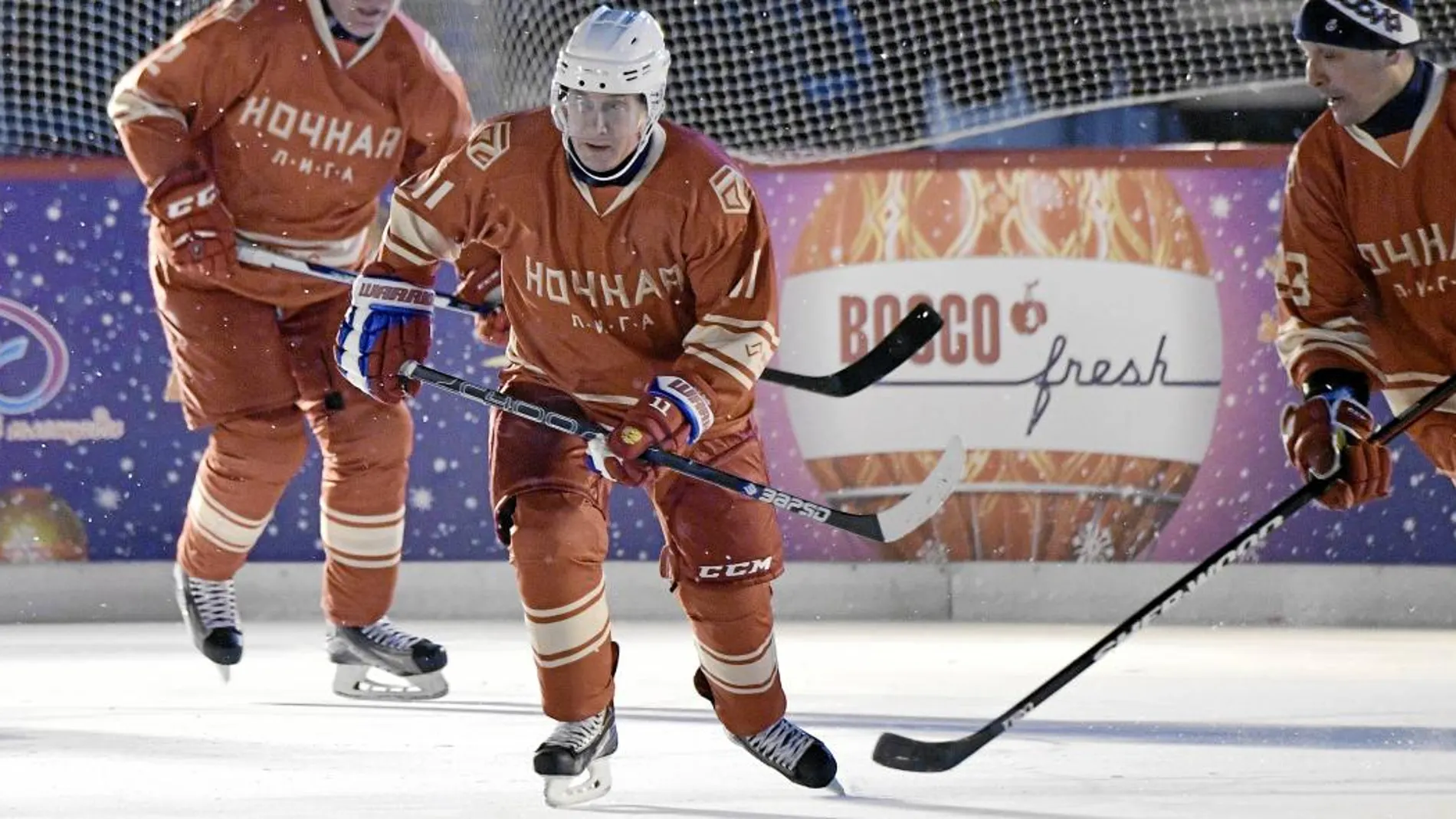 El presidente ruso participó en un partido de hockey disputado en la Plaza Roja de Moscú