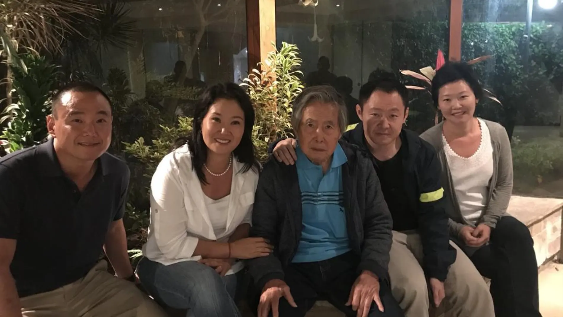Imagen de Fujimori con sus hijos tras recibir el alta