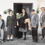 Paco Rabal, ala derecha, junto a Alfredo Landa, en la adaptación cinematográfica de «Los santos inocentes» de Miguel Delibes