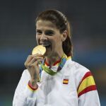 Ruth Beitia celebra el podio la medalla de oro