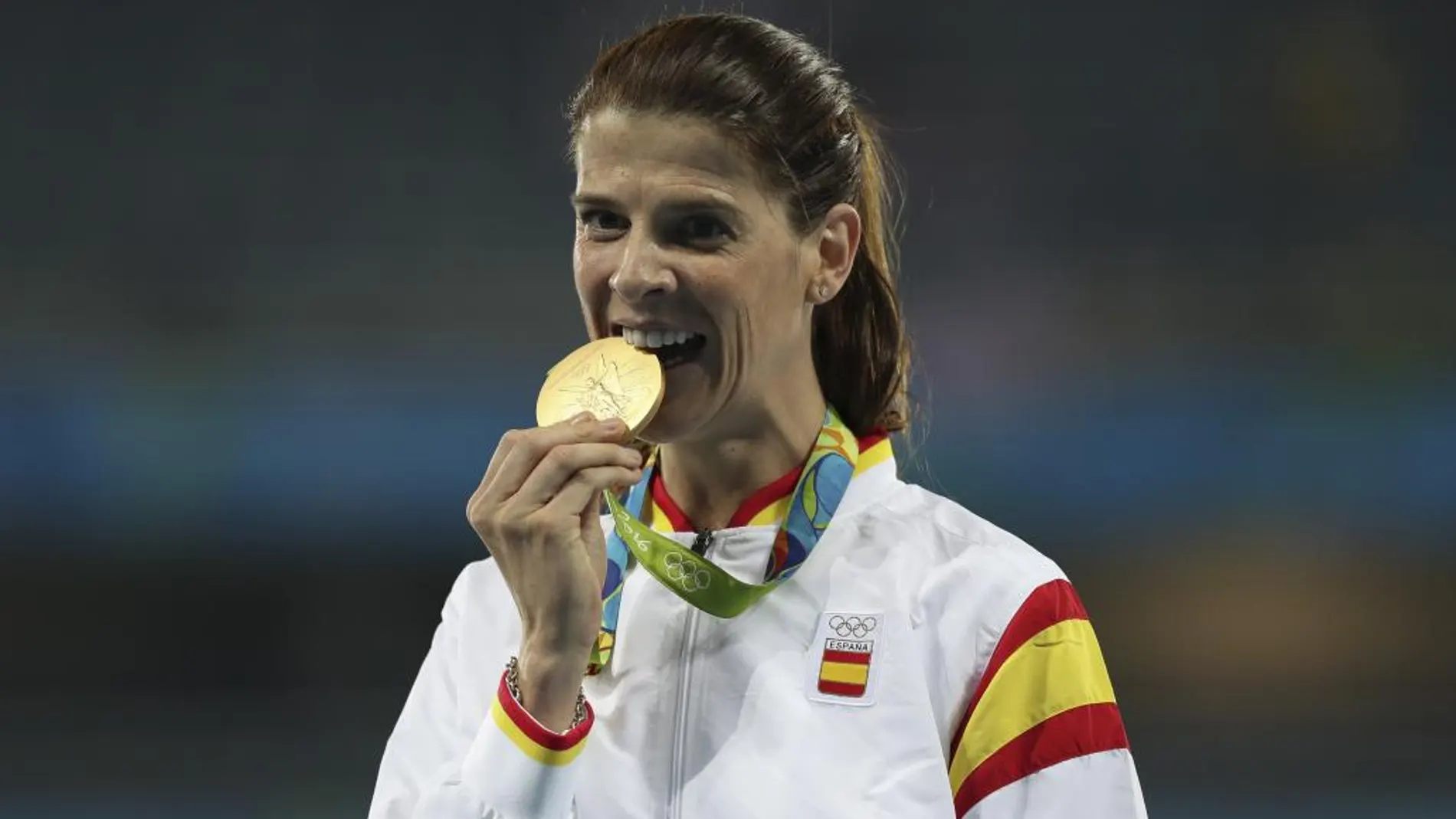 Ruth Beitia celebra el podio la medalla de oro