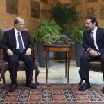 El presidente libanés, Michel Aoun, conversa con el primer ministro dimisionario, Saad Hariri, en el Palacio Presidencial en Baabda, este de Beirut