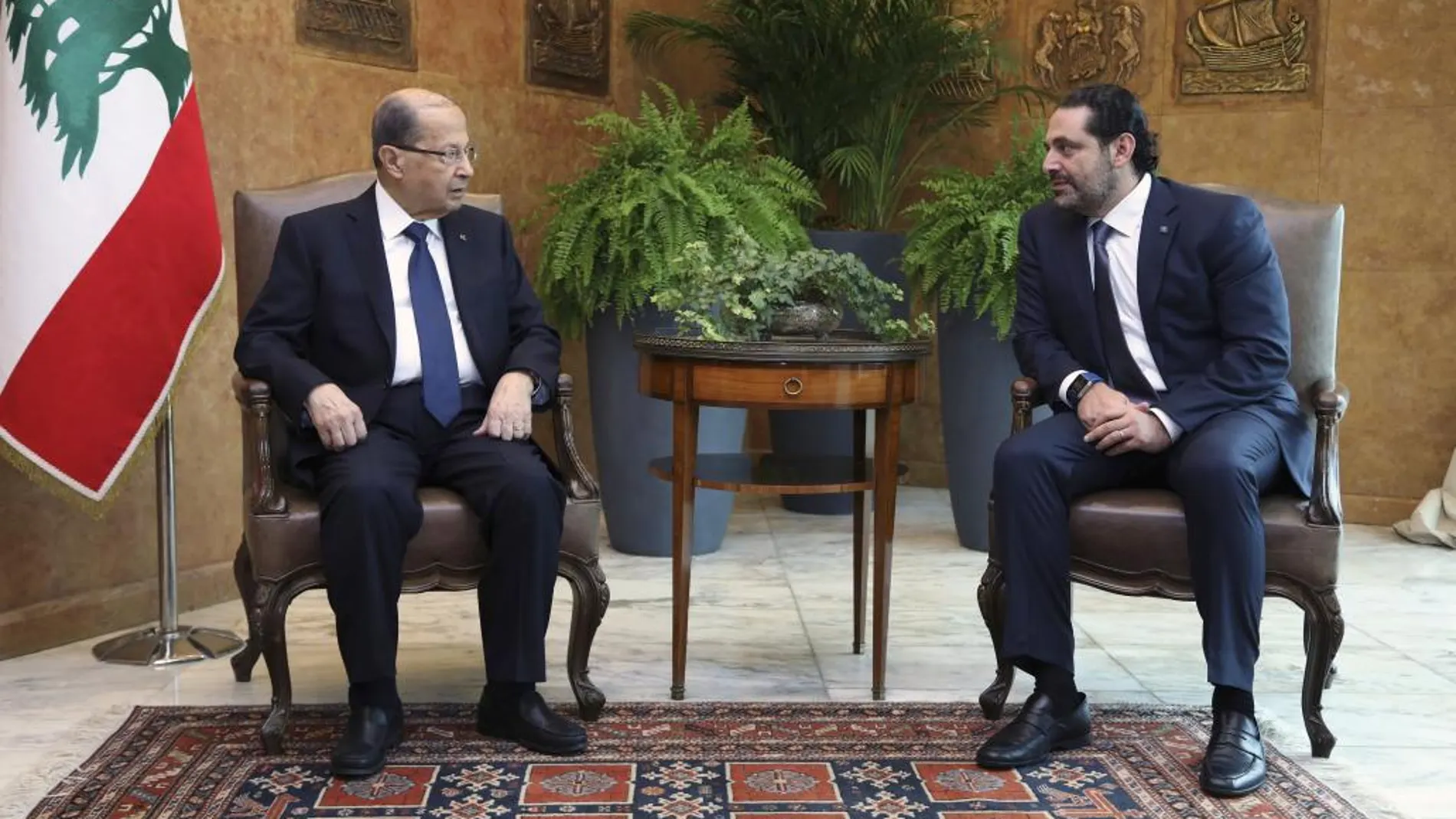 El presidente libanés, Michel Aoun, conversa con el primer ministro dimisionario, Saad Hariri, en el Palacio Presidencial en Baabda, este de Beirut