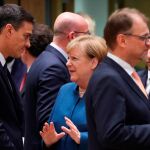 El presidente del Gobierno, Pedro Sánchez, conversa con la canciller alemana Angela Merkel, durante una cumbre del Consejo Europeo en Bruselas / Efe