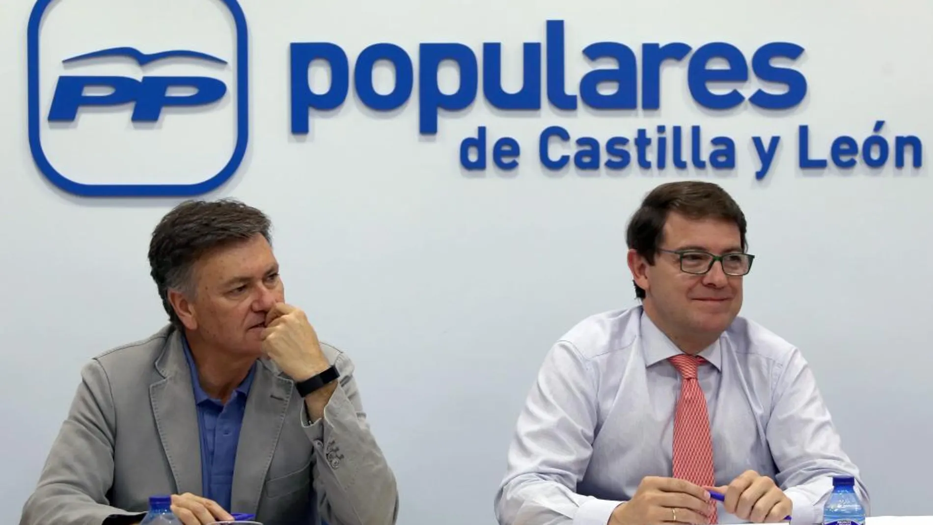 El presidente del PP regional, Alfonso Fernández Mañueco, junto al secretario general, Francisco Vázquez